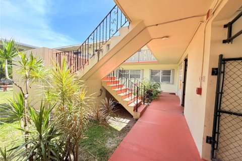 Condo in Hollywood, Florida, 1 bedroom № 2192442 - photo 24