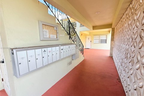 Condo in Hollywood, Florida, 1 bedroom № 2192442 - photo 19