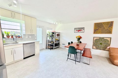 Condo in Hollywood, Florida, 1 bedroom № 2192442 - photo 2