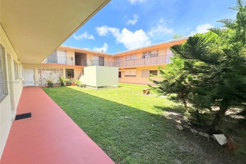 Condo in Hollywood, Florida, 1 bedroom № 2192442 - photo 20