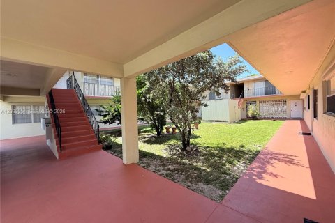 Condo in Hollywood, Florida, 1 bedroom № 2192442 - photo 26