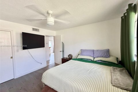 Condo in Hollywood, Florida, 1 bedroom № 2192442 - photo 16
