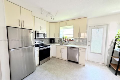 Condo in Hollywood, Florida, 1 bedroom № 2192442 - photo 8