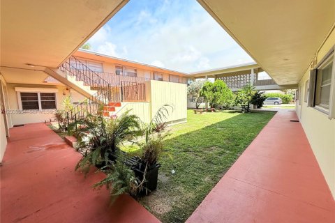 Condo in Hollywood, Florida, 1 bedroom № 2192442 - photo 21