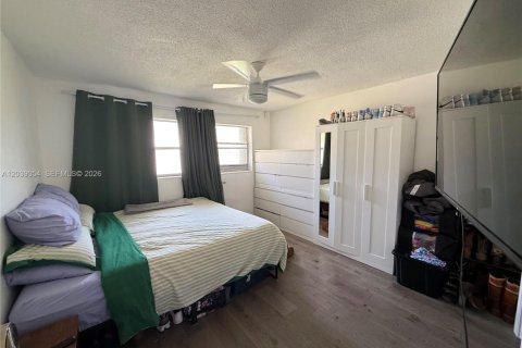Condo in Hollywood, Florida, 1 bedroom № 2192442 - photo 18