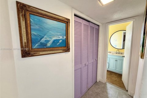 Condo in Hollywood, Florida, 1 bedroom № 2192442 - photo 13