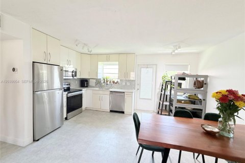 Condo in Hollywood, Florida, 1 bedroom № 2192442 - photo 9