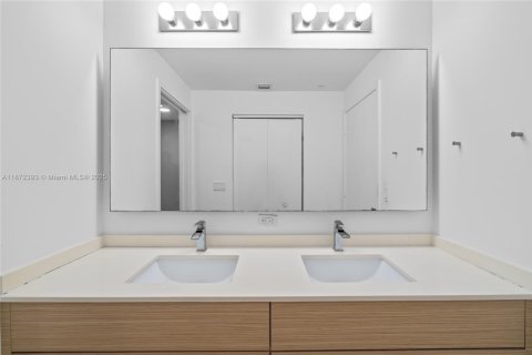 Condo in Miami, Florida, 3 bedrooms  № 1920490 - photo 29