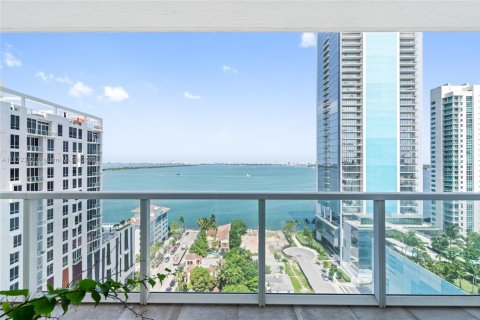 Condo in Miami, Florida, 3 bedrooms  № 1920490 - photo 1
