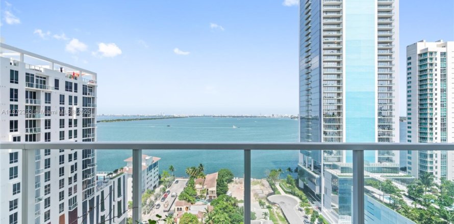 Condo in Miami, Florida, 3 bedrooms  № 1920490