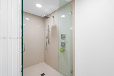 Condo in Miami, Florida, 3 bedrooms  № 1920490 - photo 30