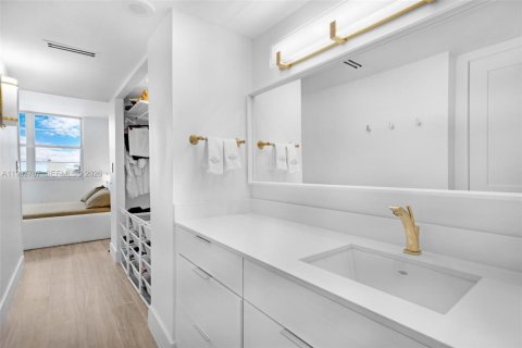 Condo in Miami Beach, Florida, 1 bedroom  № 2060801 - photo 15