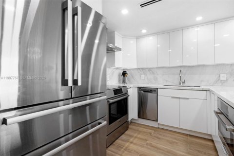 Condo in Miami Beach, Florida, 1 bedroom  № 2060801 - photo 6