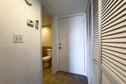 Condo in Miami, Florida, 1 bedroom  № 2046842 - photo 22