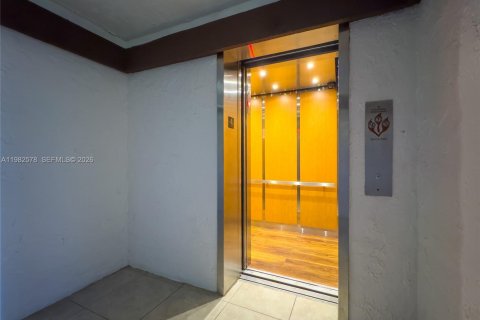 Condo in Miami, Florida, 1 bedroom  № 2046842 - photo 19