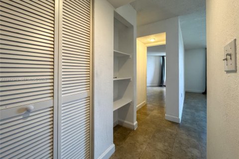 Condo in Miami, Florida, 1 bedroom  № 2046842 - photo 23