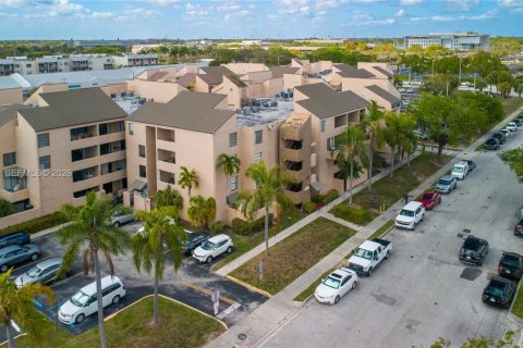 Condo in Miami, Florida, 1 bedroom  № 2046842 - photo 2