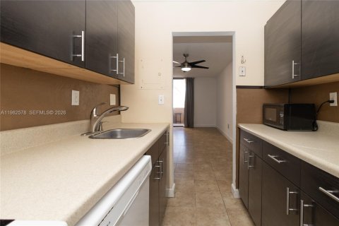 Condo in Miami, Florida, 1 bedroom  № 2046842 - photo 29