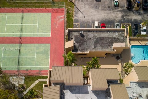 Condo in Miami, Florida, 1 bedroom  № 2046842 - photo 11