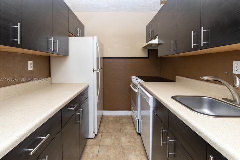 Condo in Miami, Florida, 1 bedroom  № 2046842 - photo 28