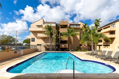 Condo in Miami, Florida, 1 bedroom  № 2046842 - photo 16