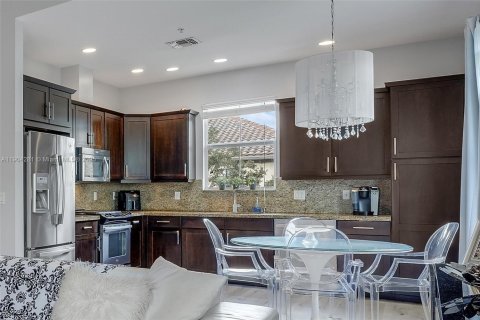 Купить таунхаус в Санрайз, Флорида 2 спальни, № 1956606 - фото 9