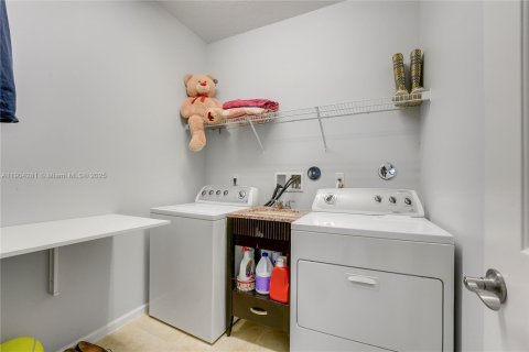 Купить таунхаус в Санрайз, Флорида 2 спальни, № 1956606 - фото 5