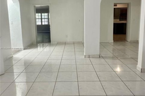 Casa en venta en Miami Gardens, Florida, 7 dormitorios, 340.77 m2 № 1936305 - foto 4