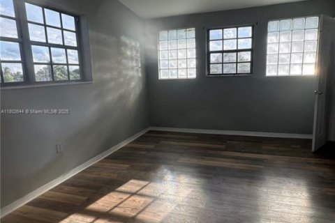 Casa en venta en Miami Gardens, Florida, 7 dormitorios, 340.77 m2 № 1936305 - foto 17