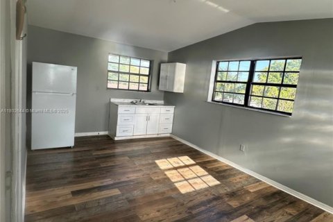 Casa en venta en Miami Gardens, Florida, 7 dormitorios, 340.77 m2 № 1936305 - foto 16