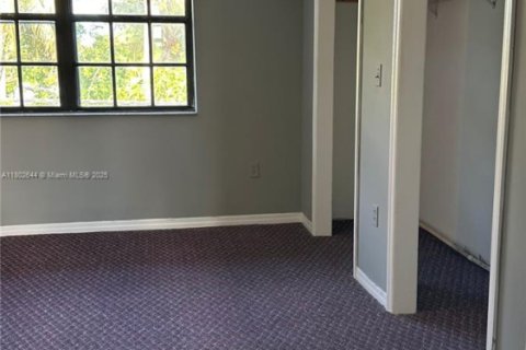 Casa en venta en Miami Gardens, Florida, 7 dormitorios, 340.77 m2 № 1936305 - foto 15