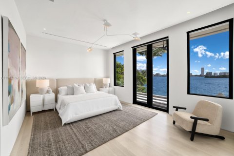 House in Miami Beach, Florida 8 bedrooms, 969.81 sq.m. № 2152755 - photo 29