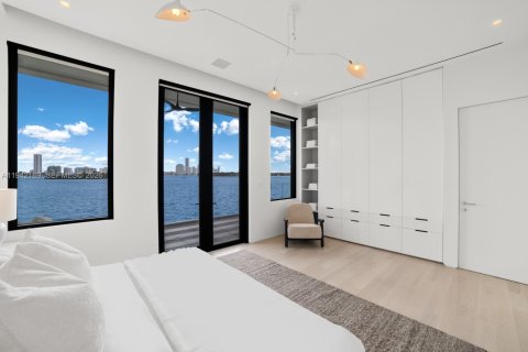 House in Miami Beach, Florida 8 bedrooms, 969.81 sq.m. № 2152755 - photo 30