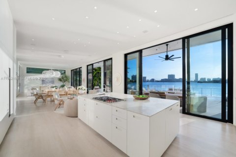 House in Miami Beach, Florida 8 bedrooms, 969.81 sq.m. № 2152755 - photo 12