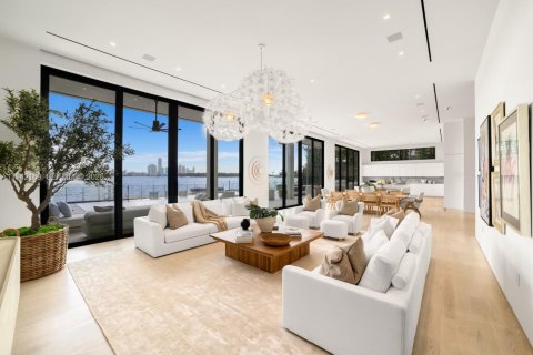 House in Miami Beach, Florida 8 bedrooms, 969.81 sq.m. № 2152755 - photo 6