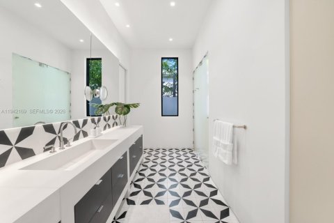 House in Miami Beach, Florida 8 bedrooms, 969.81 sq.m. № 2152755 - photo 28