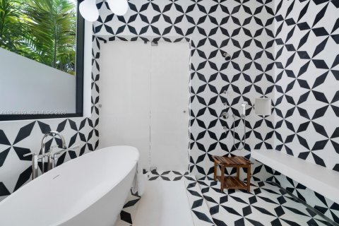 House in Miami Beach, Florida 8 bedrooms, 969.81 sq.m. № 2152755 - photo 27