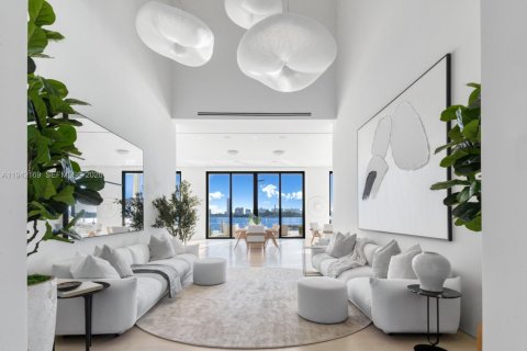 House in Miami Beach, Florida 8 bedrooms, 969.81 sq.m. № 2152755 - photo 3