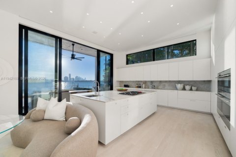 House in Miami Beach, Florida 8 bedrooms, 969.81 sq.m. № 2152755 - photo 11