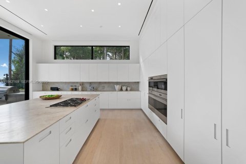 House in Miami Beach, Florida 8 bedrooms, 969.81 sq.m. № 2152755 - photo 8