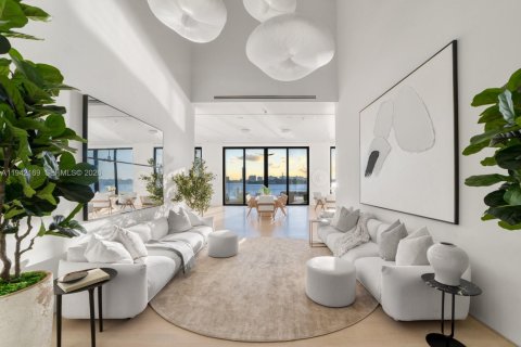 House in Miami Beach, Florida 8 bedrooms, 969.81 sq.m. № 2152755 - photo 13
