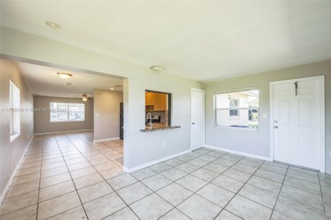 House in Sunrise, Florida 2 bedrooms, 105.82 sq.m. № 1641413 - photo 2