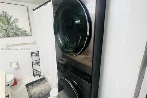 Condo in Tamarac, Florida, 2 bedrooms № 1950985 - photo 12