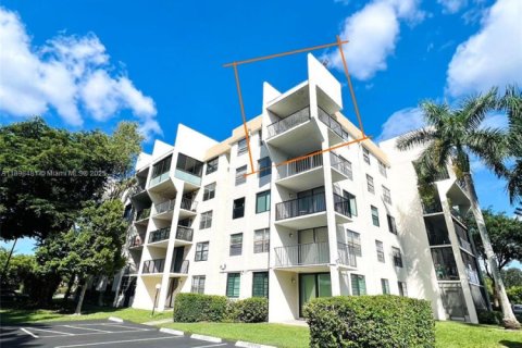 Condo in Tamarac, Florida, 2 bedrooms № 1950985 - photo 1