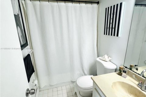 Condo in Tamarac, Florida, 2 bedrooms № 1950985 - photo 16