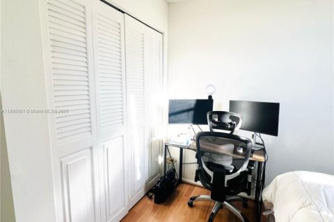 Condo in Tamarac, Florida, 2 bedrooms № 1950985 - photo 14