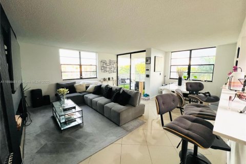 Condo in Tamarac, Florida, 2 bedrooms № 1950985 - photo 2