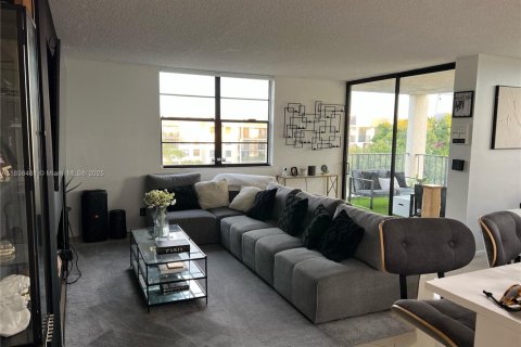 Condo in Tamarac, Florida, 2 bedrooms № 1950985 - photo 3