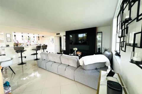 Condo in Tamarac, Florida, 2 bedrooms № 1950985 - photo 6