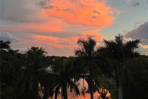 Condo in Tamarac, Florida, 2 bedrooms № 1950985 - photo 9